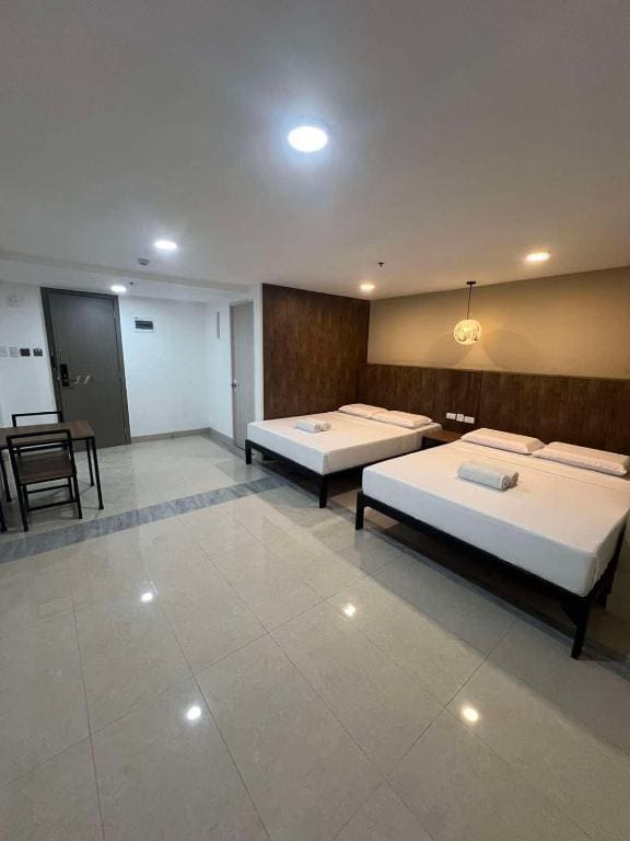Quadruple Room with Private Bathroom room - Image 2