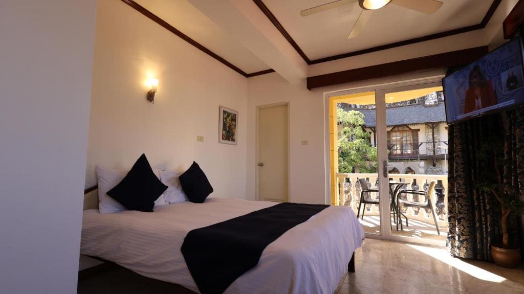 Superior Deluxe Room room - Image 3