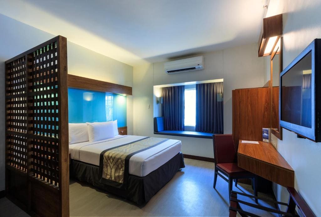Queen Room - Mobility Access/Non-Smoking room - Image 2