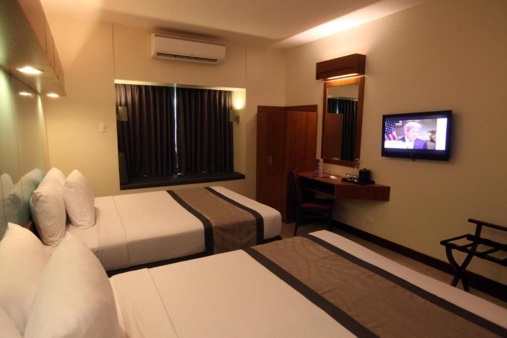 Queen Room with Two Queen Beds - Non-Smoking room - Image 3