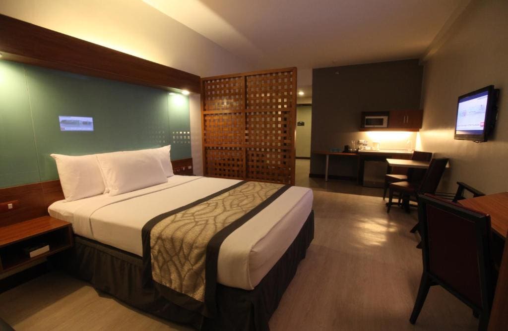 Queen Room - Mobility Access/Non-Smoking room - Image 3