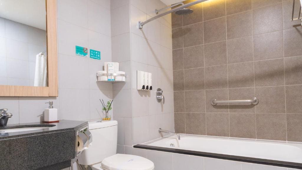 Queen Suite - Non-Smoking room - Image 3