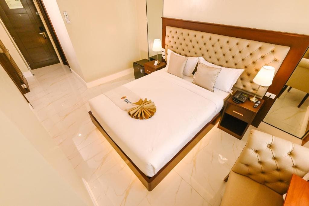 Deluxe Queen Room room - Image 3
