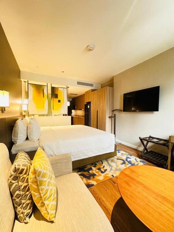 Suite with City View room - Image 3