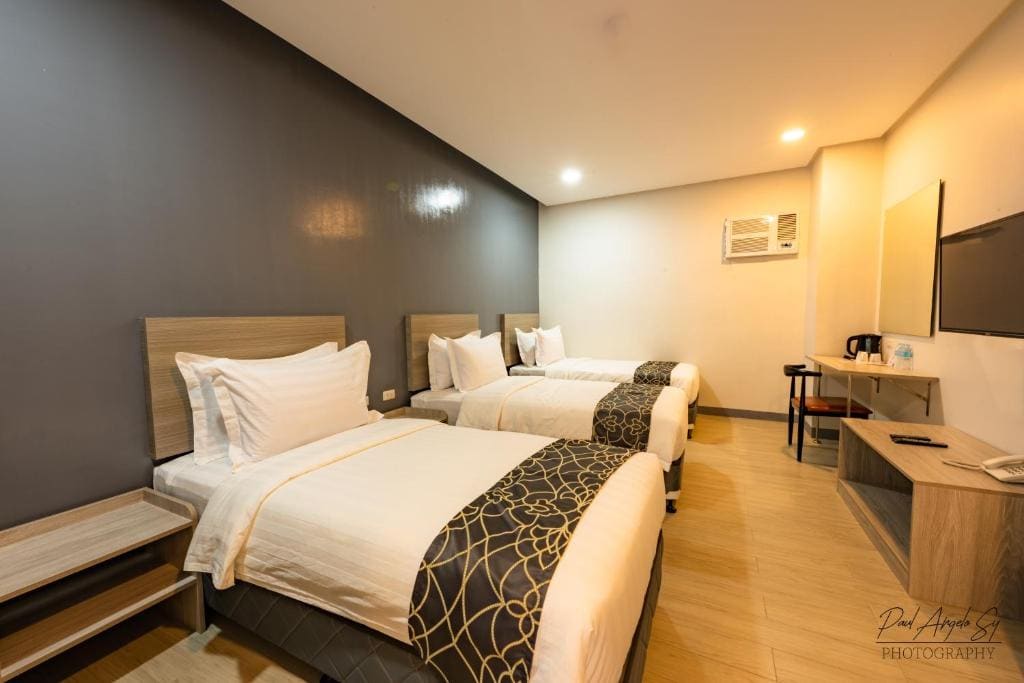 Deluxe Family Room room - Image 2