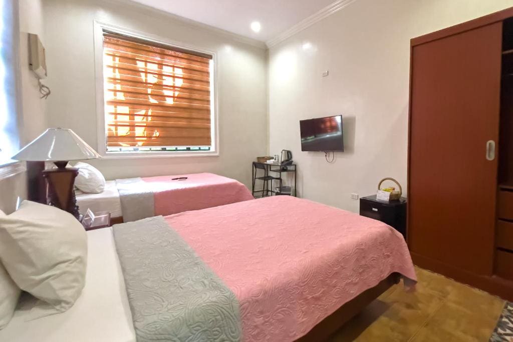 Deluxe Quadruple Room room - Image 1