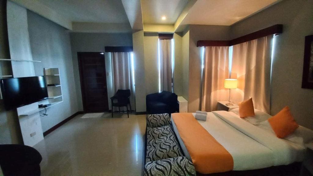 Deluxe Queen Room room - Image 3