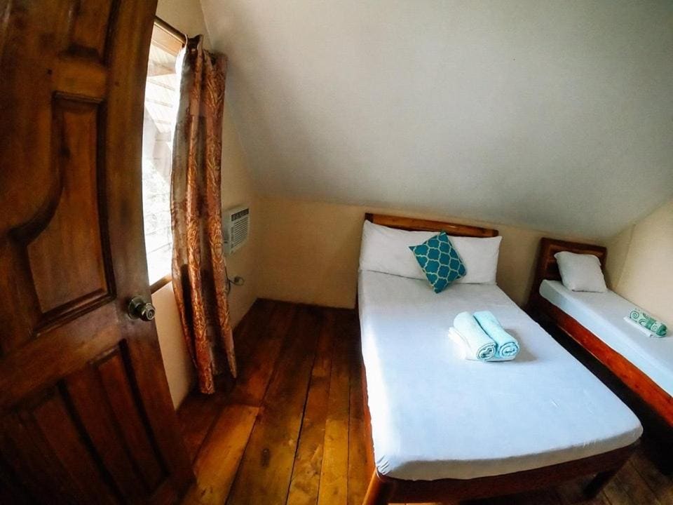 Triple Room with Shared Bathroom room - Image 3