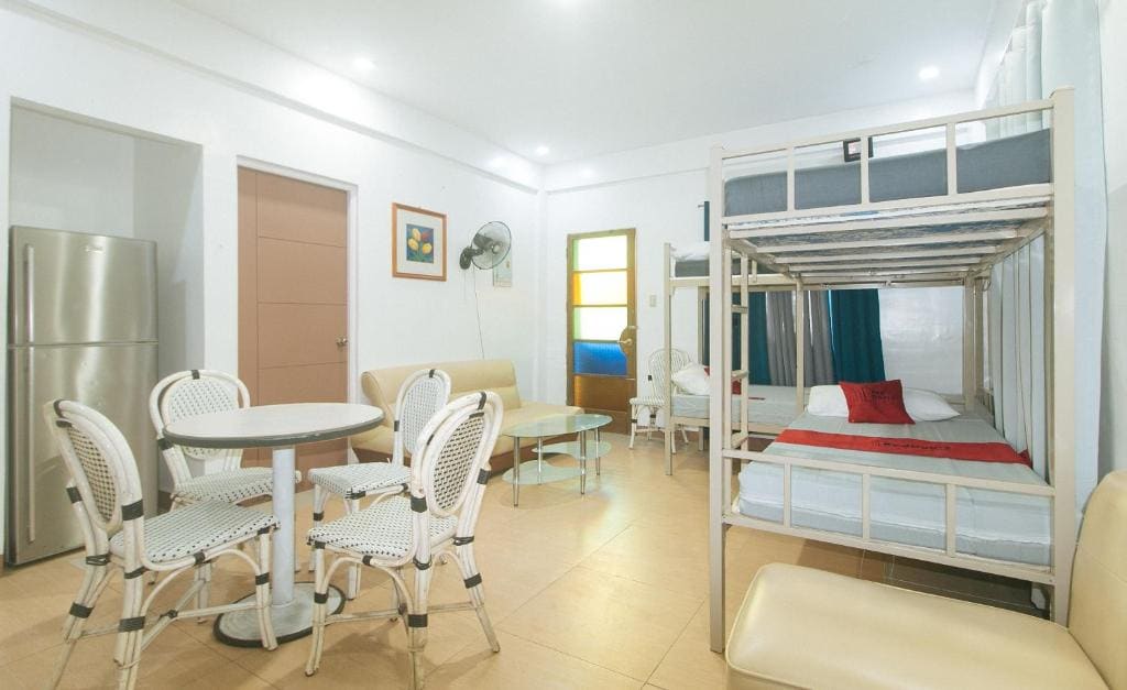 Deluxe Family Room room - Image 3