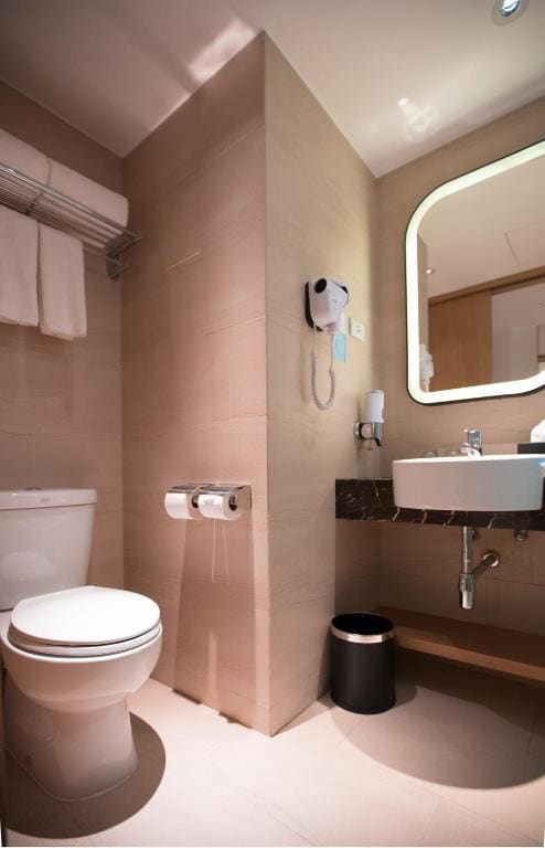 Standard Queen Room - Accessible with Free Breakfast room - Image 3