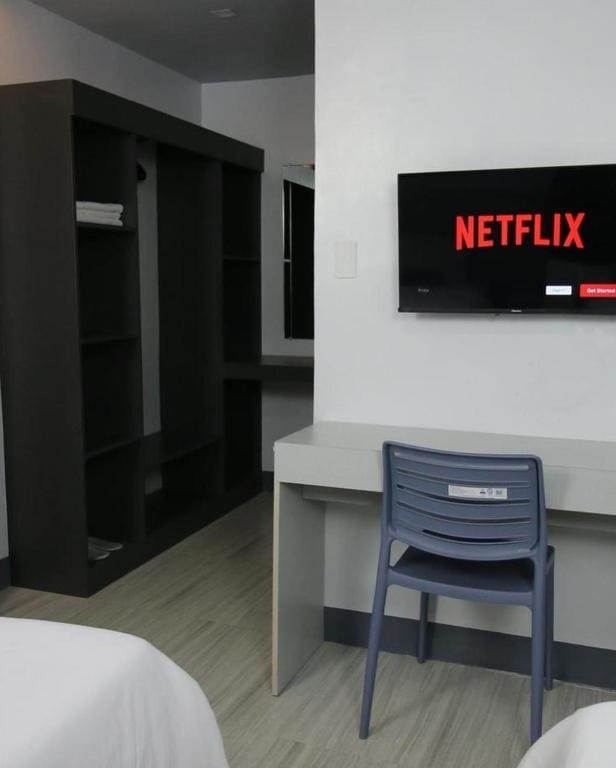 Family Room room - Image 3