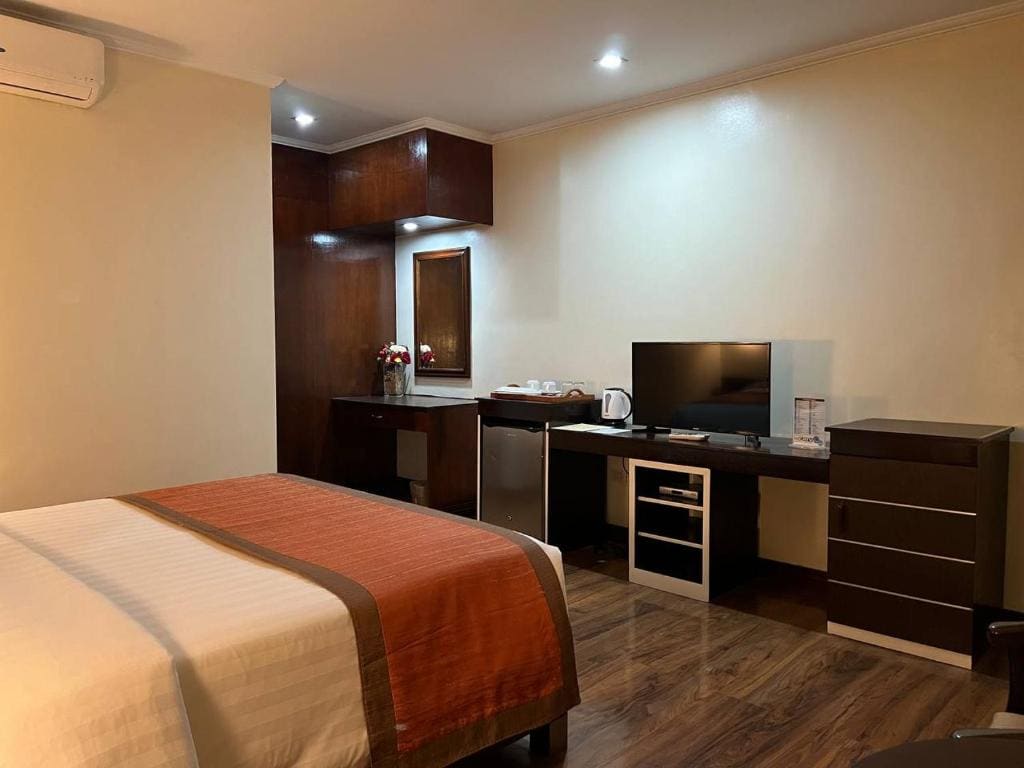 Deluxe Queen Room room - Image 3