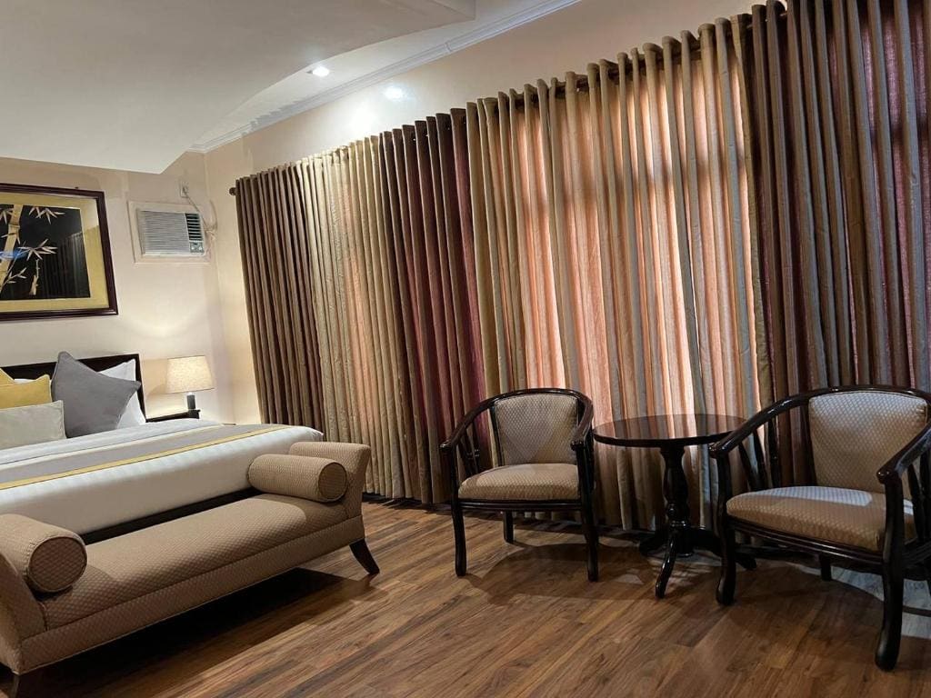 Deluxe Suite room - Image 3