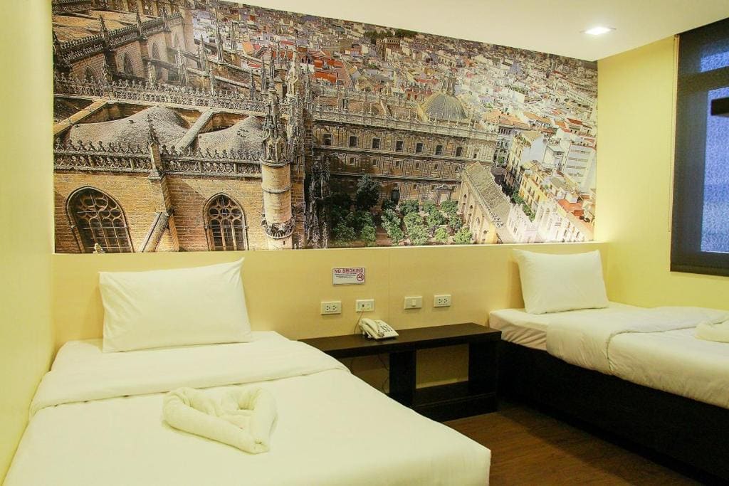 Deluxe Twin Room room - Image 2
