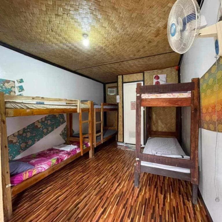 Economy Quadruple Room room - Image 3