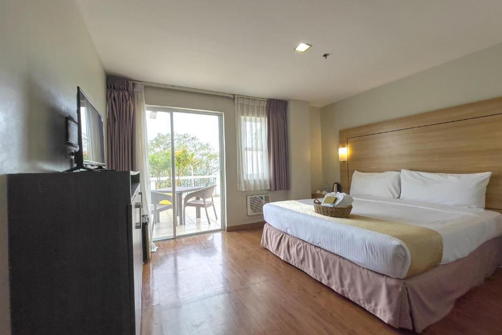 Deluxe King Room room - Image 3