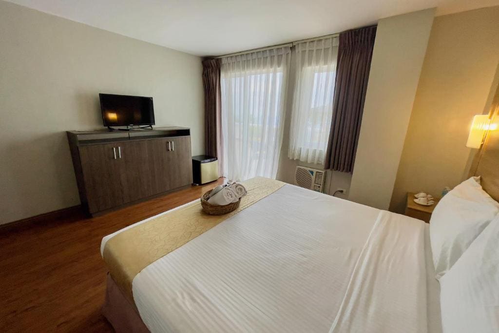 Deluxe King Room room - Image 2