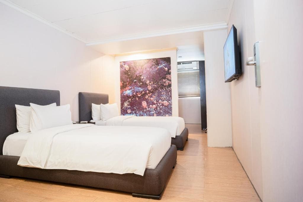 Superior Twin Room with window room - Image 3