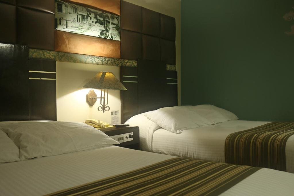 Deluxe Family Room room - Image 1