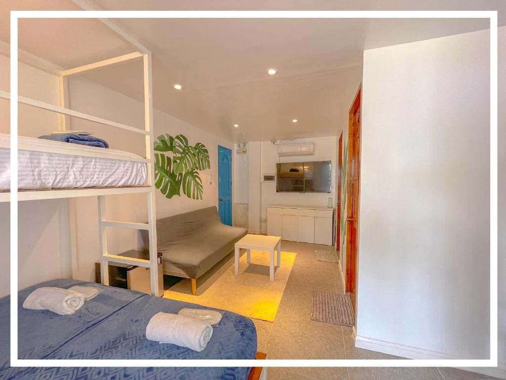 Deluxe Family Suite room - Image 2