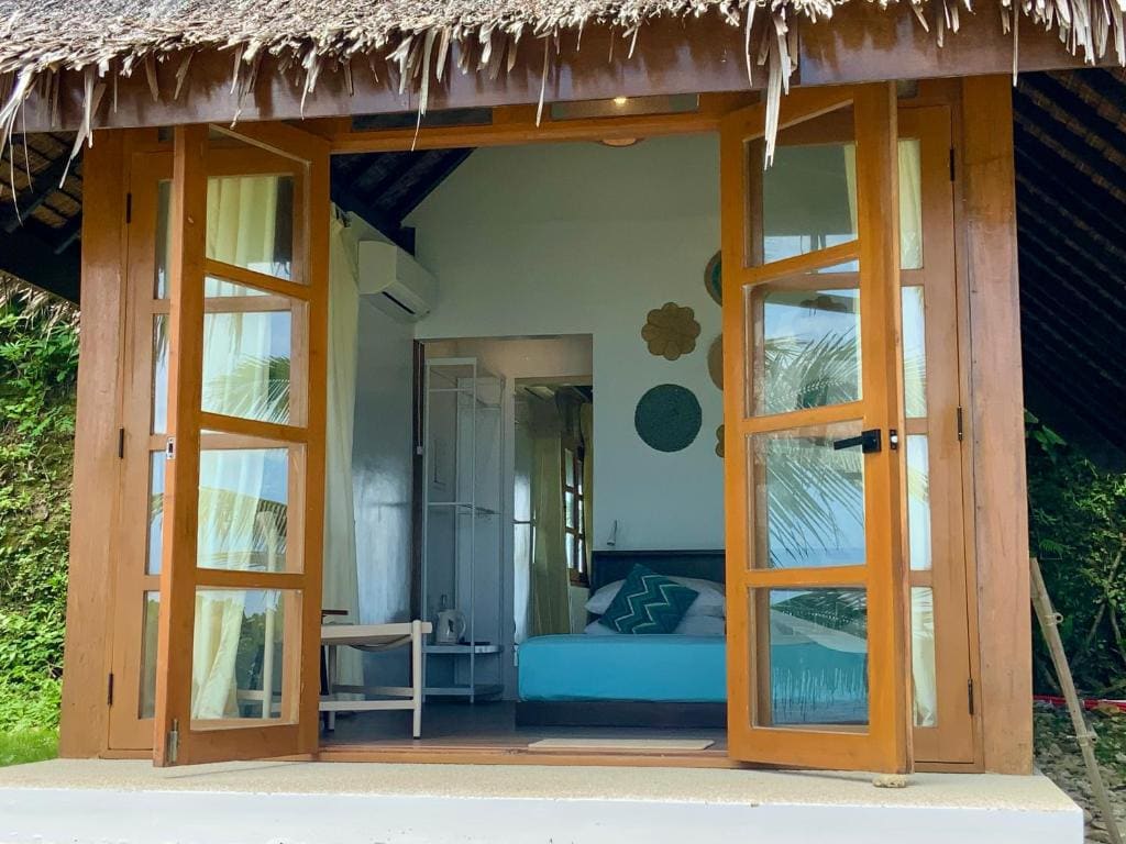 Bungalow - Beach Front room - Image 2