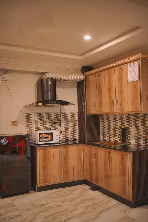 Deluxe One-Bedroom Apartment room - Image 2