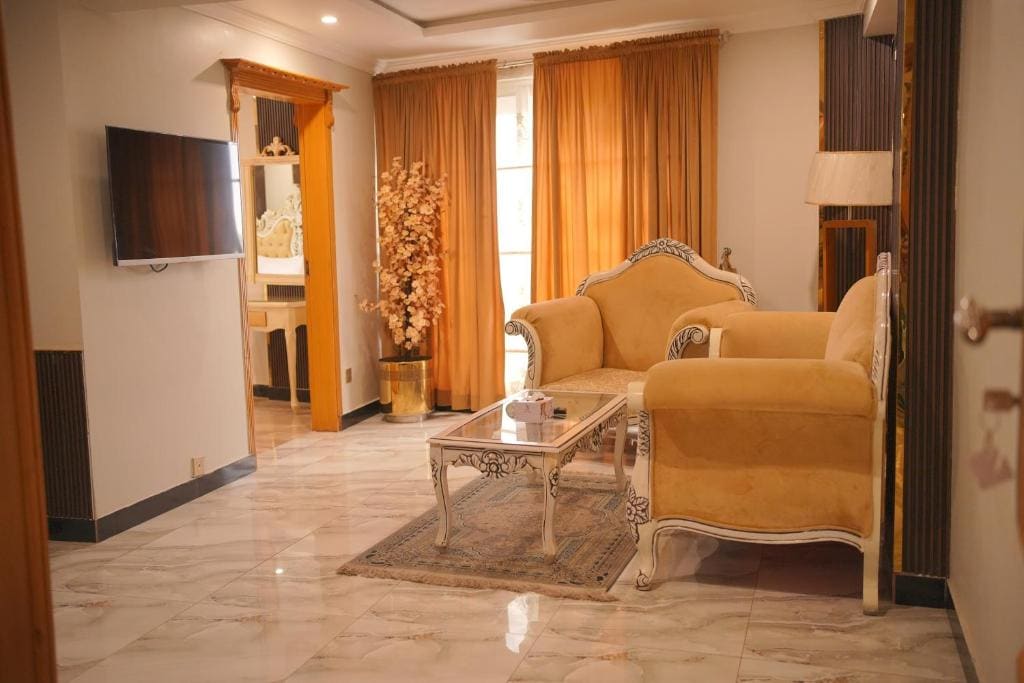Deluxe One-Bedroom Apartment room - Image 3