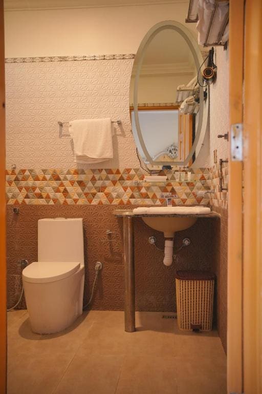 Three-Bedroom Apartment with Balcony room - Image 1