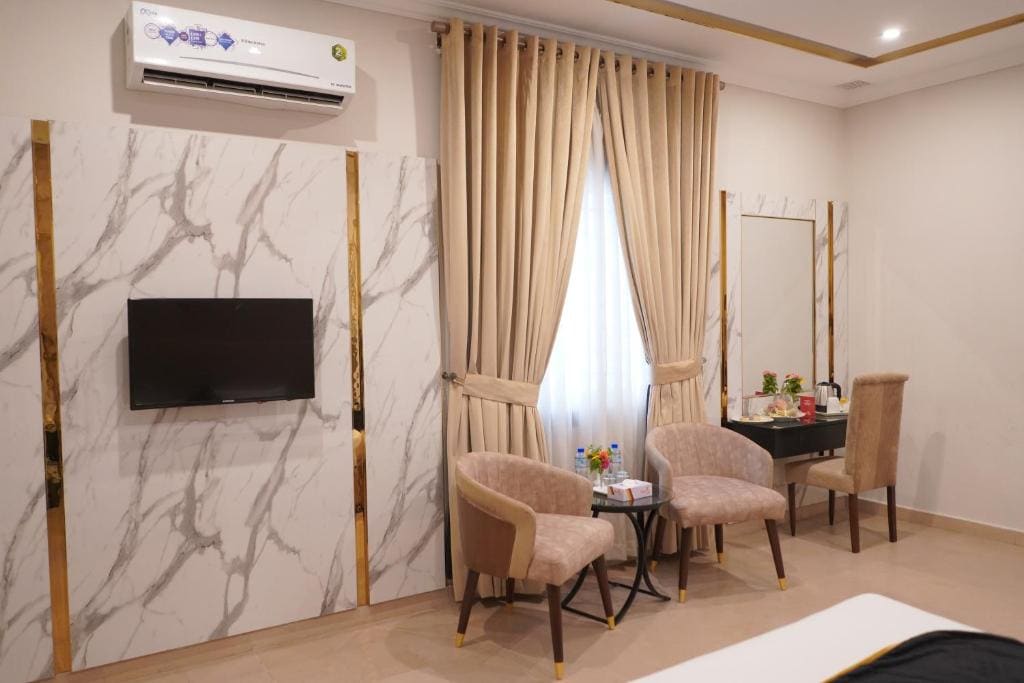 Deluxe Family Room room - Image 3