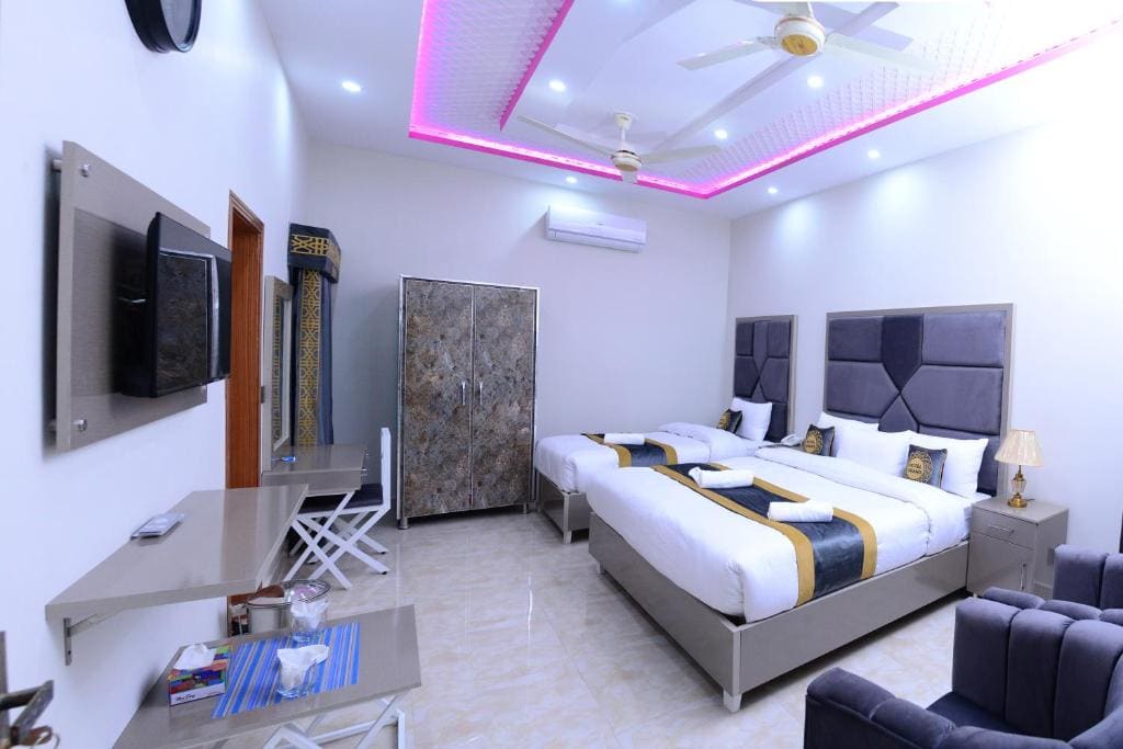 Deluxe Family Room room - Image 1