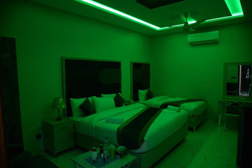 Deluxe Family Room room - Image 2