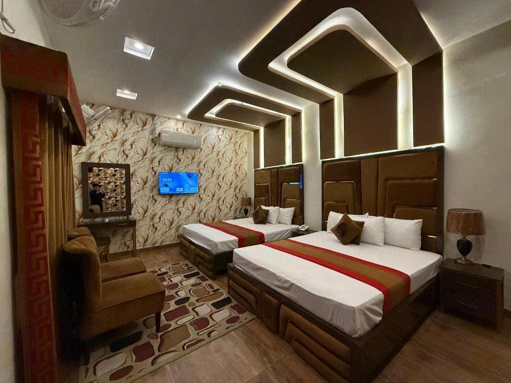 Superior Queen Room with Two Queen Beds room - Image 2