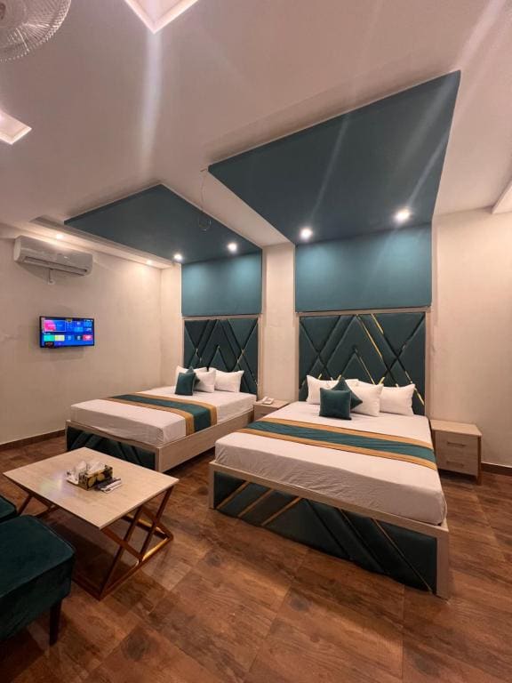 Superior Queen Room with Two Queen Beds room - Image 3