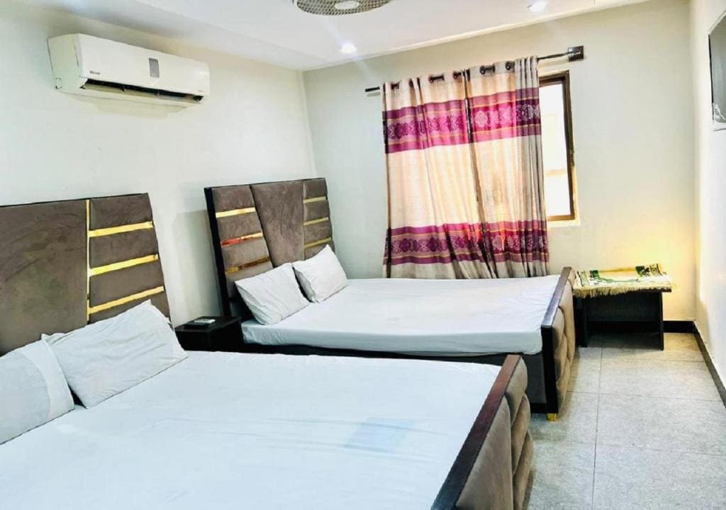 Standard Quadruple Room room - Image 2