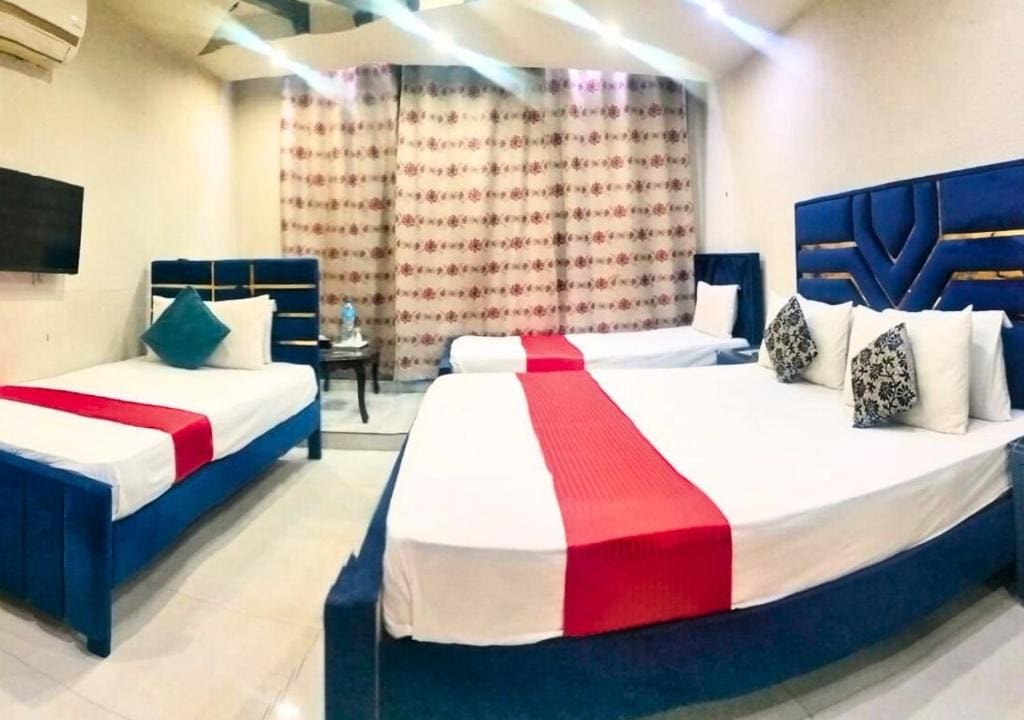 Deluxe Quadruple Room room - Image 1