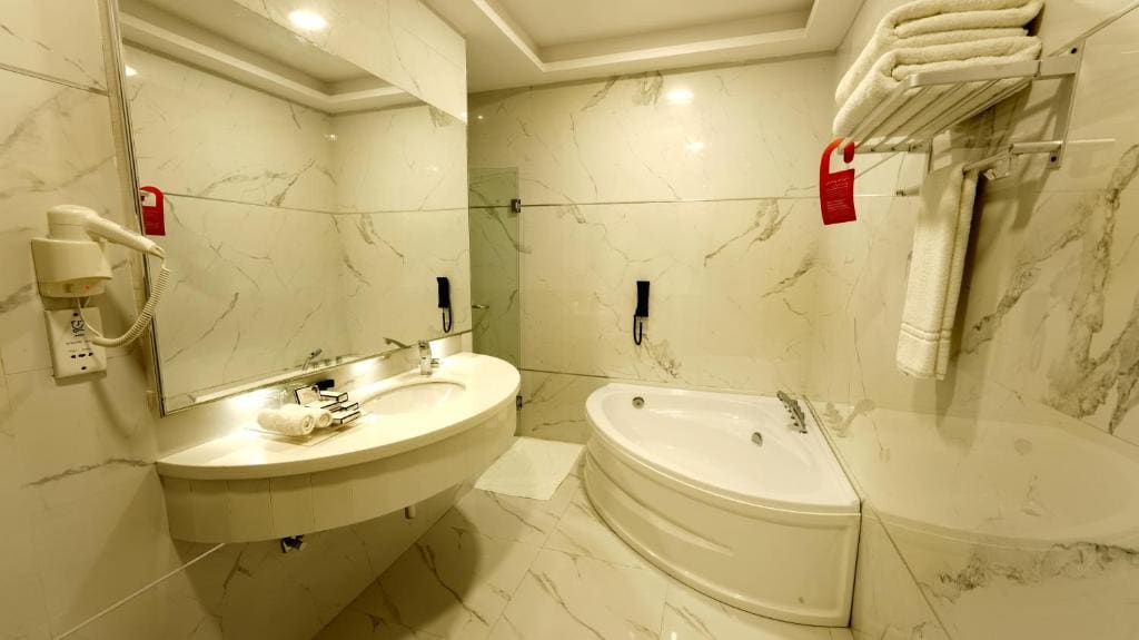 Business King Suite - Non-Smoking room - Image 2