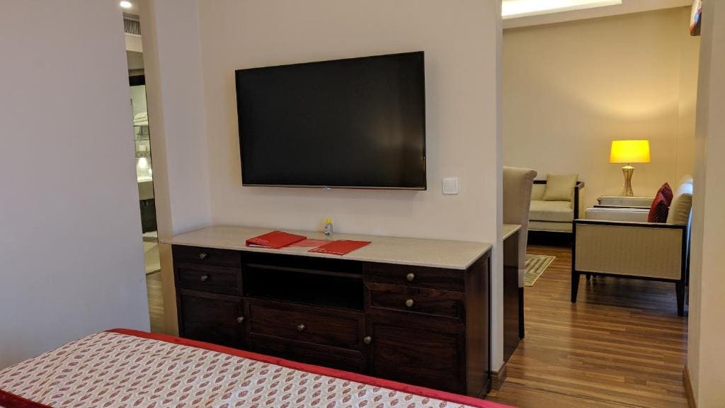 Junior King Suite - Non-Smoking room - Image 3