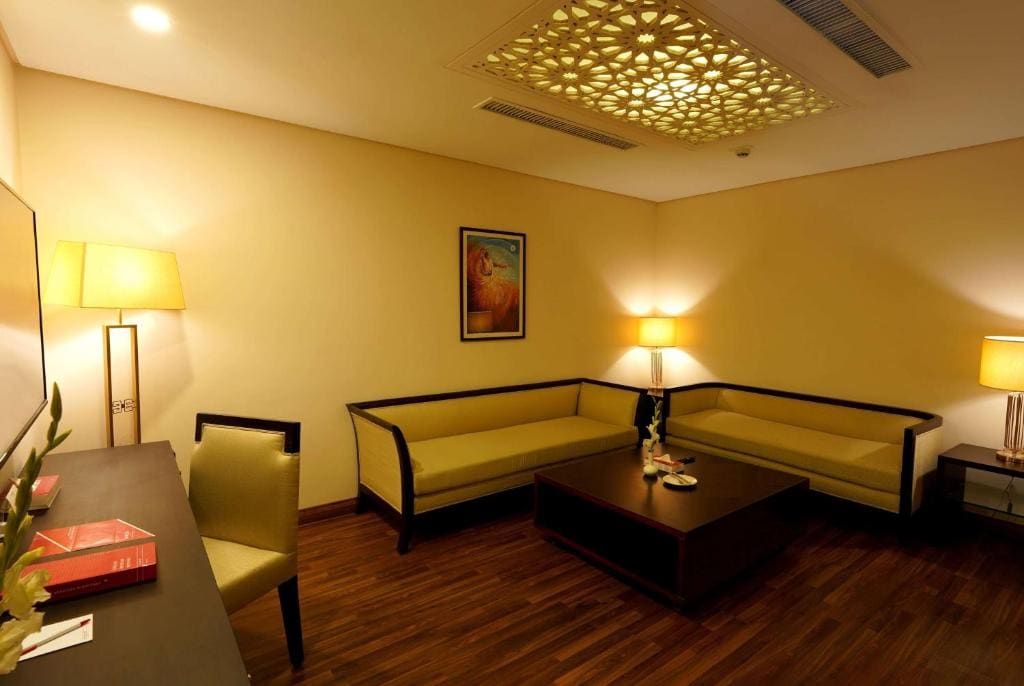 Business King Suite - Non-Smoking room - Image 3