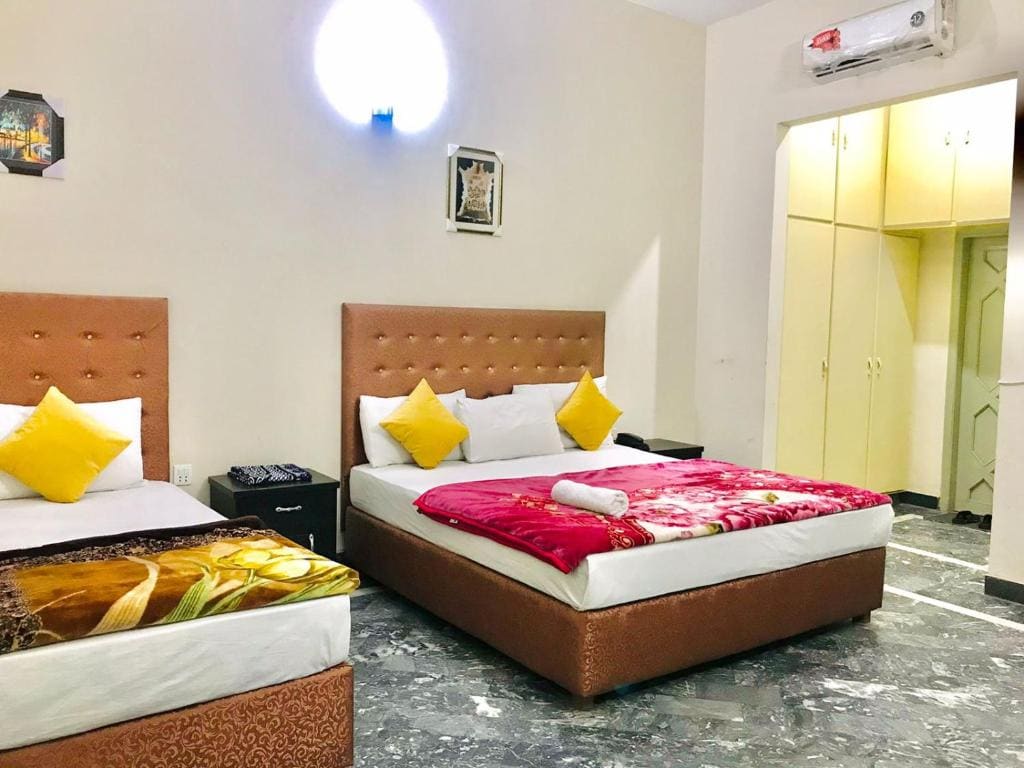 Deluxe Family Room room - Image 2