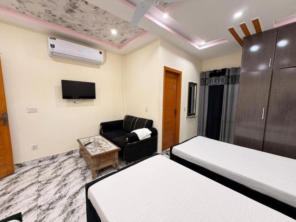 Comfort Quadruple Room room - Image 3