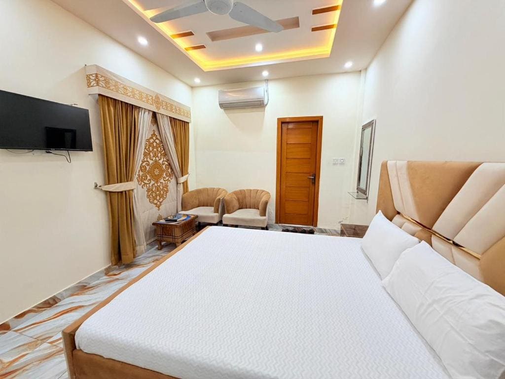 Deluxe King Room room - Image 1