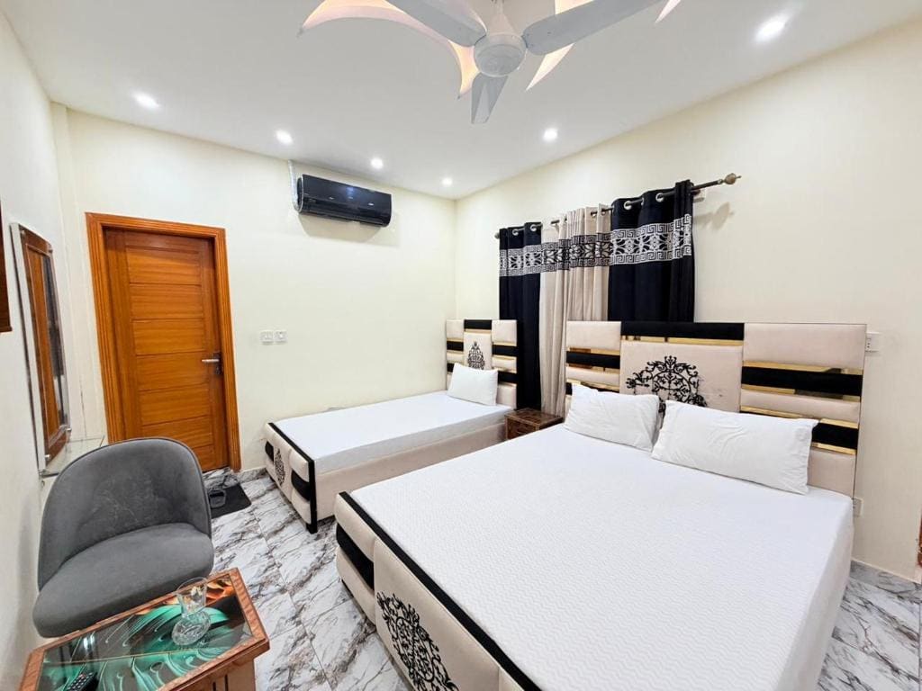 Deluxe Triple Room room - Image 1