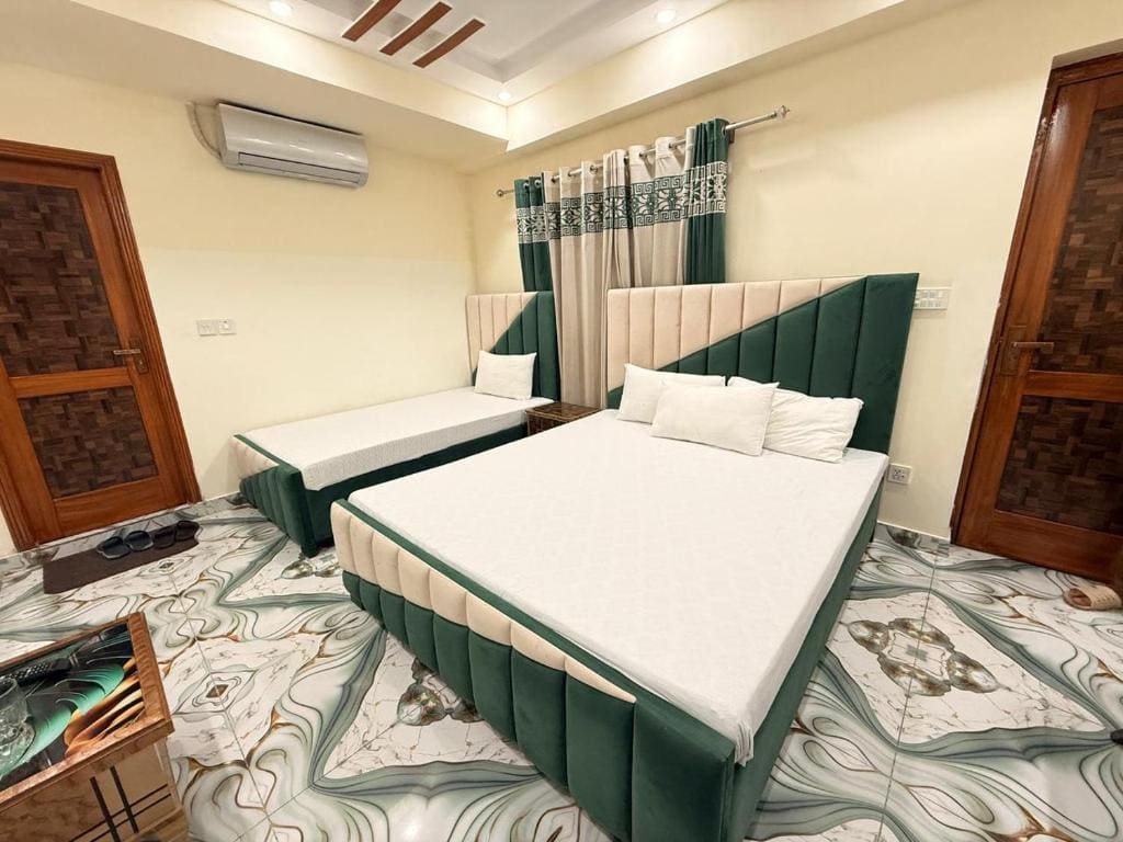 Luxury Triple Room room - Image 2