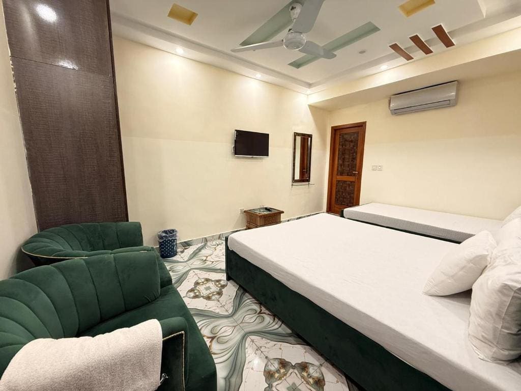 Luxury Triple Room room - Image 1