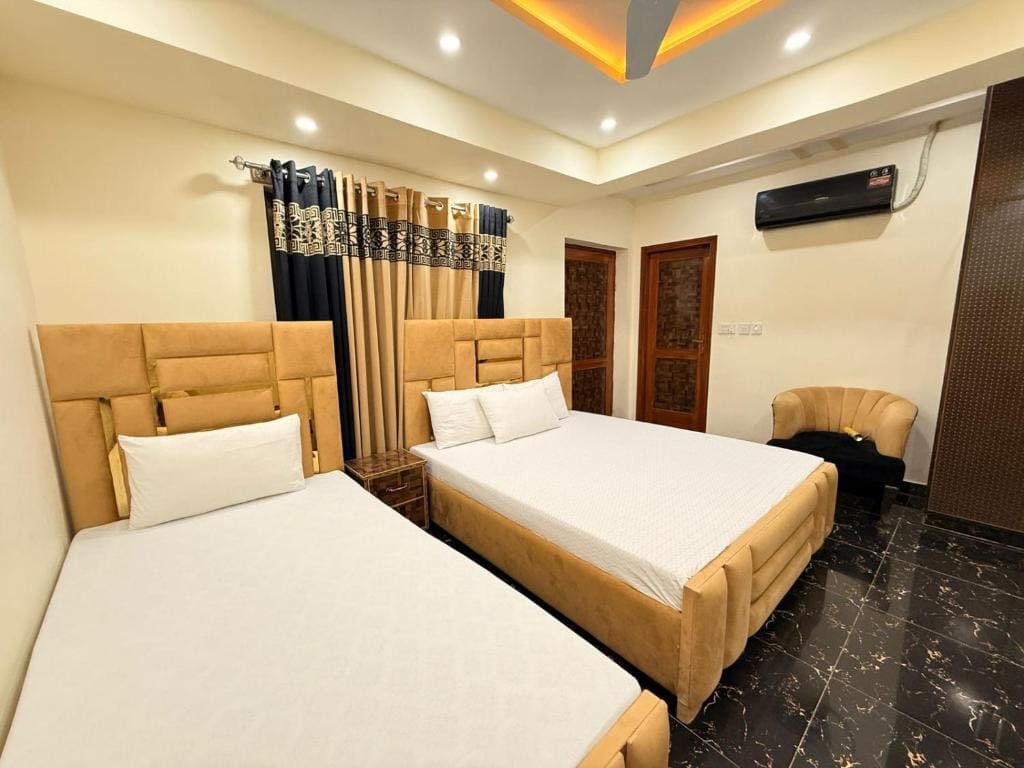 Superior Triple Room room - Image 1