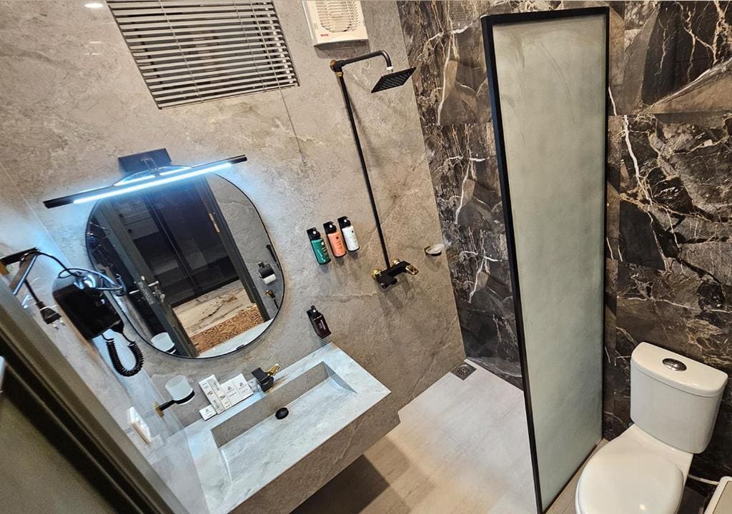 Deluxe Double or Twin Room room - Image 2