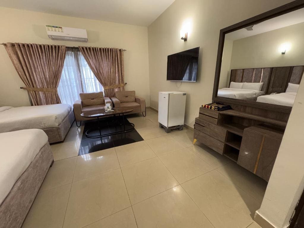 Deluxe Triple Room room - Image 3