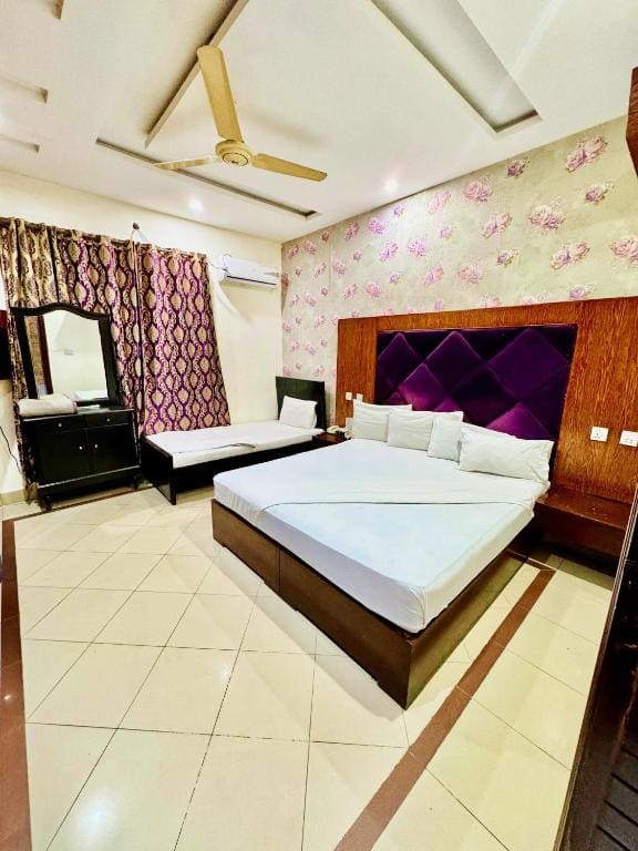 Luxury Triple Room room - Image 2