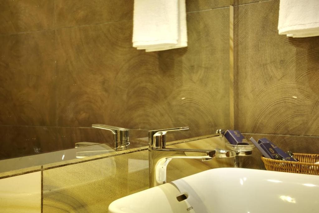 Deluxe King Room room - Image 2
