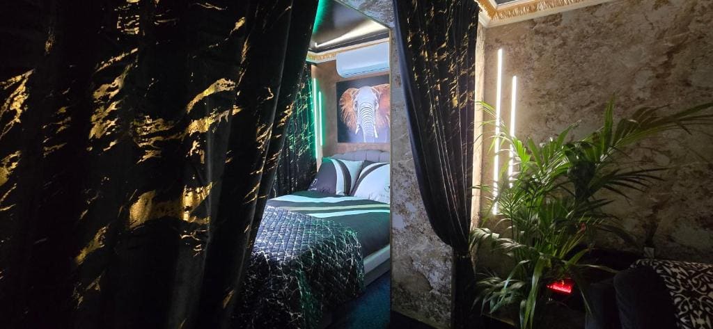 Deluxe Suite with Spa Bath room - Image 2